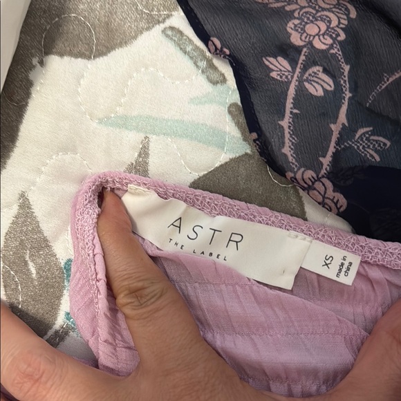 Astr Lilac Puff Sleeve Button-Up‎ Blouse. NWOT - Picture 3 of 3